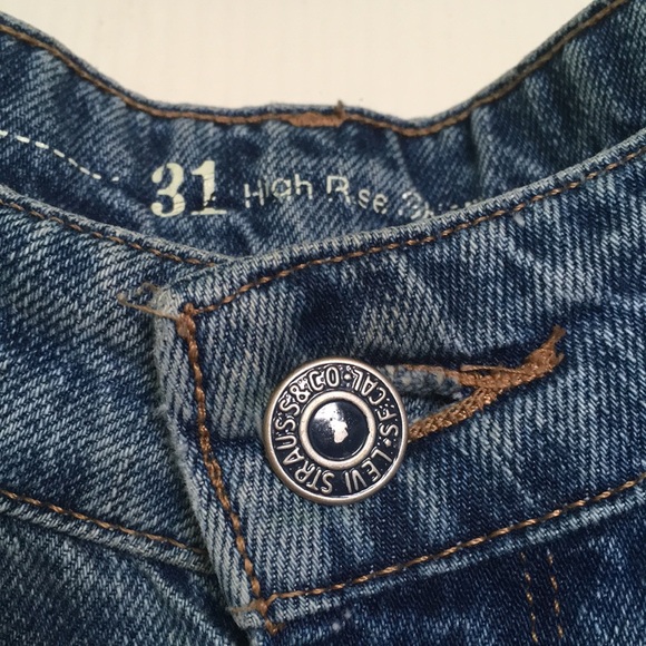 Vintage Levi's High Waist Jeans - Picture 2 of 7